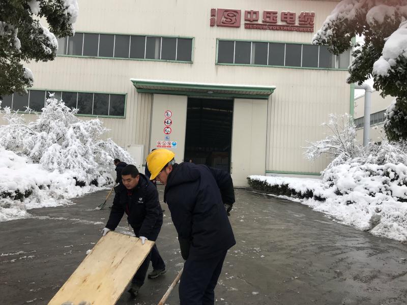 寶勝中壓公司掃雪現(xiàn)場