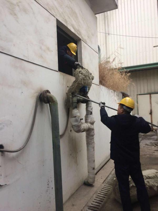 安全保衛(wèi)部員工正在做設(shè)備防凍檢查