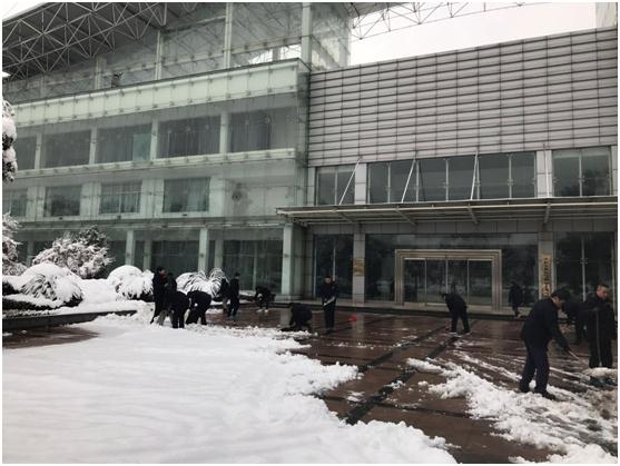 寶勝電纜城員工掃雪現(xiàn)場
